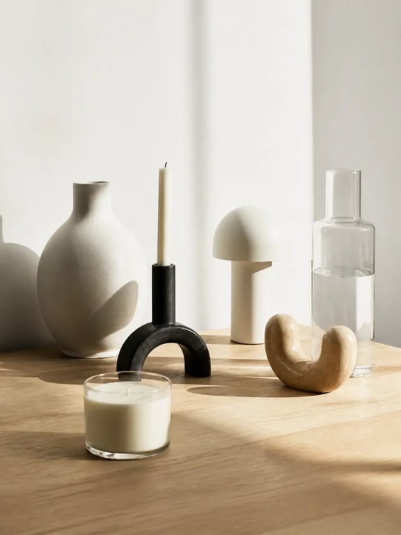 Cadeau design : sélection d’objets décoratifs et utiles présentés dans une composition éditoriale