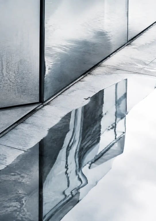 Photo abstraite de reflets déformés sur l’eau et la vitre, avec textures et lignes graphiques