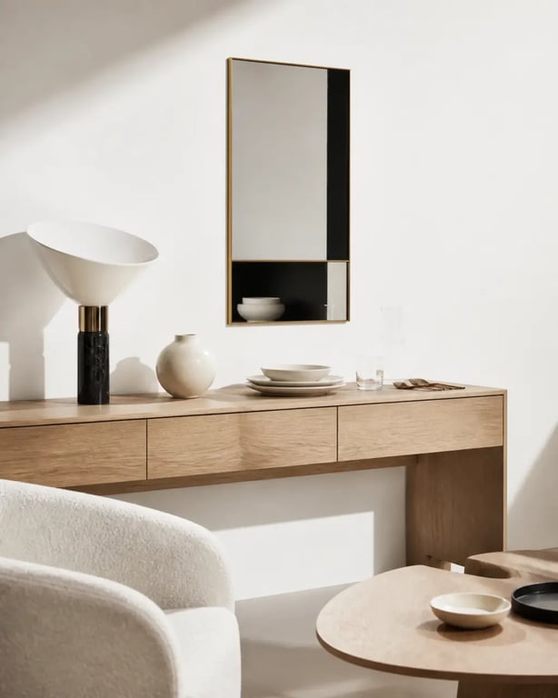 Cadeau design intégré dans un intérieur contemporain avec lampe, vase et miroir graphique